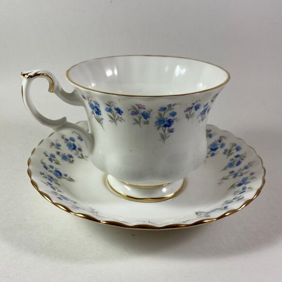 Inspiring Royal Albert "Memory Lane" teacup and saucer set - Picture 5 of 10
